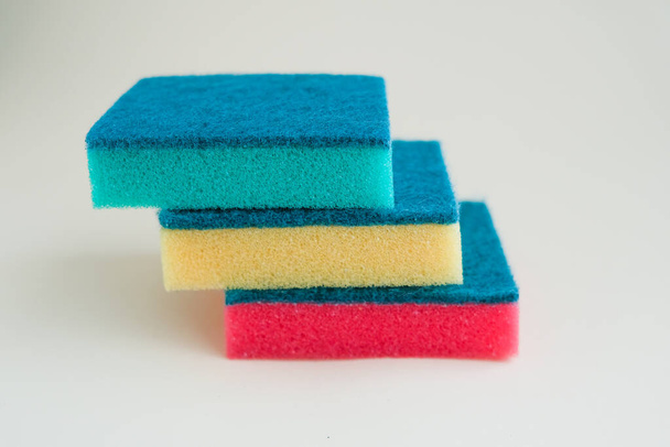 esponjas para lavar e limpar na cor brilhante - Foto, Imagem