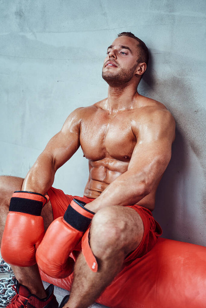 bodybuilder fatigué se détendre après des entraînements dans la salle de gym - Photo, image