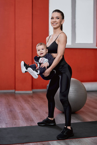 Happy mother and her kid in the gym - Foto, Imagen