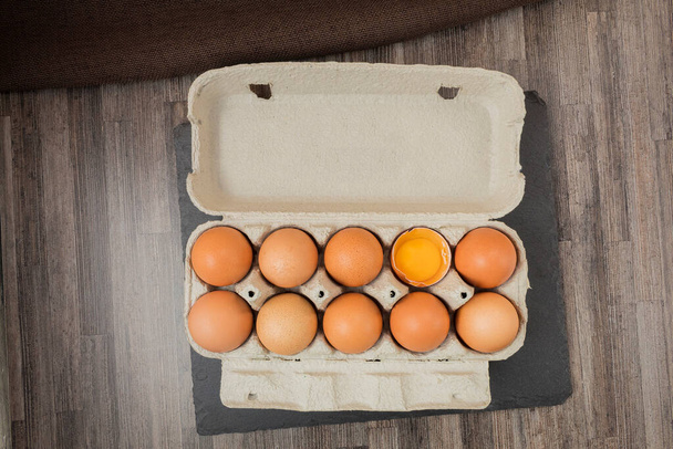 Huevos de pollo en una bandeja de papel. Huevos de pollo marrón - Foto, Imagen