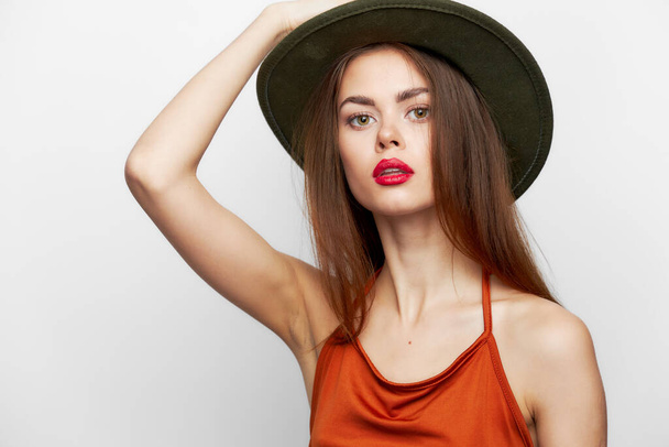 Şapkalı, kırmızı dudaklı kadın baş cazibesine sahip zarif bir stil.  - Fotoğraf, Görsel