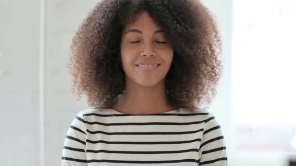 Porträt einer lächelnden Afrikanerin, die in die Kamera blickt  - Filmmaterial, Video