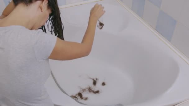 Проблемы с волосами. Волосы девушек выпадают в раковину во время мытья. - Кадры, видео