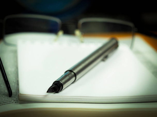 Μελάνι, στυλό και χαρτί. Βιβλίο με γυαλιά - Φωτογραφία, εικόνα