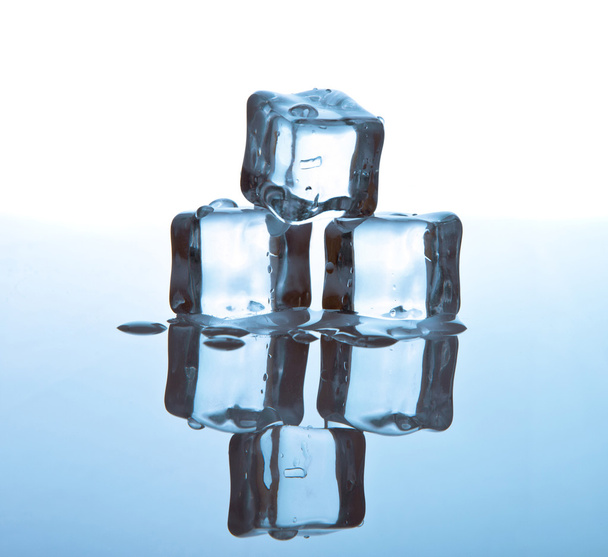 kostka ledu na skleněný stůl - Fotografie, Obrázek