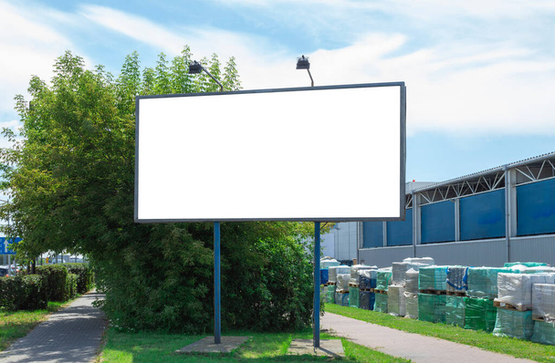 Werbebanner mit weißer Fläche für Text auf dem Hintergrund von Gebäuden - Foto, Bild