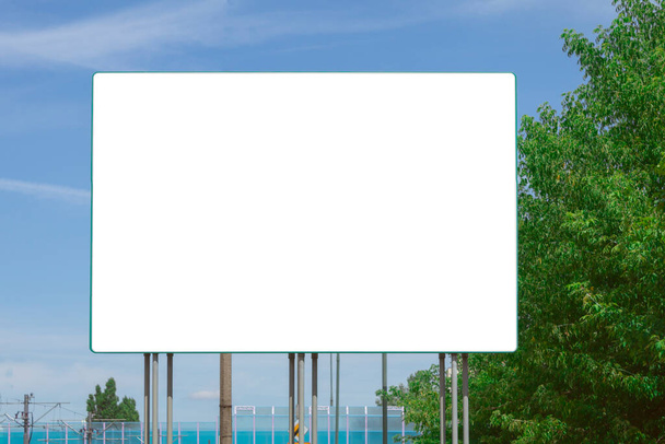 Baner promocyjny z białą przestrzenią na tekst na tle nieba - Zdjęcie, obraz