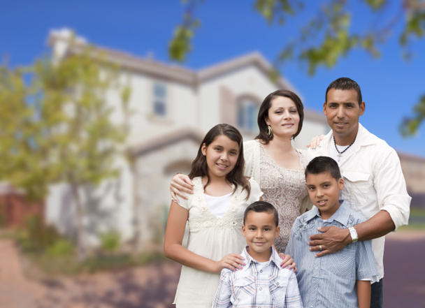 Ισπανόφωνος οικογένεια μπροστά από το όμορφο σπίτι - Φωτογραφία, εικόνα