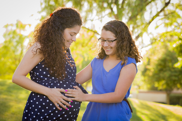 Іспаномовна дочка відчуває дитячий удар у мамі вагітної
 - Фото, зображення