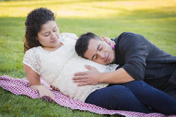έγκυος Ισπανόφωνος ζευγάρι στο πάρκο σε εξωτερικούς χώρους - Φωτογραφία, εικόνα