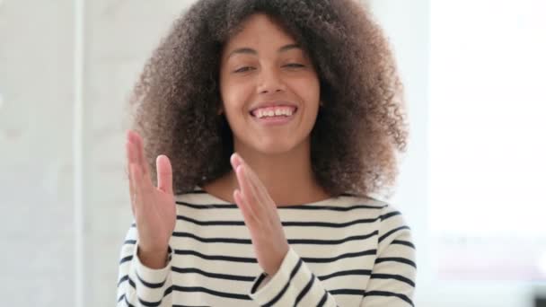 Portret van opgewonden Afrikaanse vrouw klappend, aan het plakken - Video