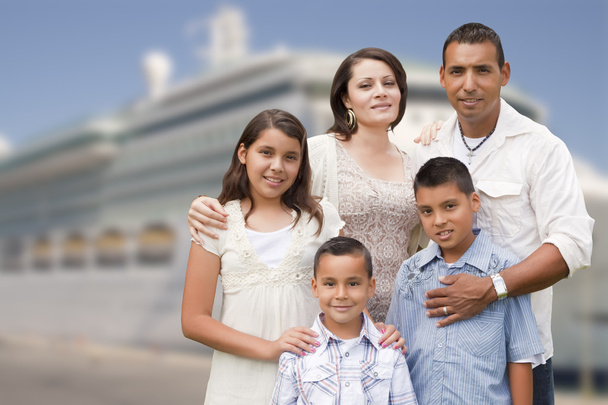 Jeune famille hispanique heureuse devant un bateau de croisière
 - Photo, image