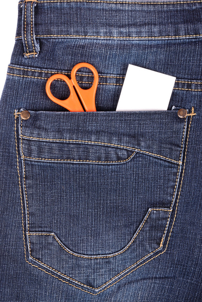 Tijeras y pegatina en el bolsillo azul de los vaqueros
 - Foto, imagen