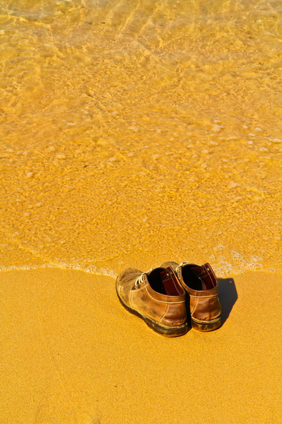 zapatos en la arena - Foto, imagen