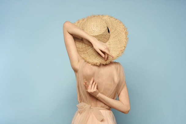 Femme avec chapeau et robe émotions charme lumière tissu joie - Photo, image