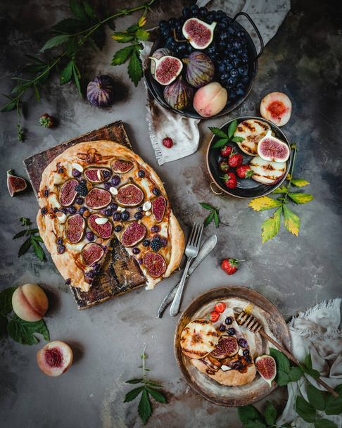 Tart with fresh figs and rosemary - Zdjęcie, obraz