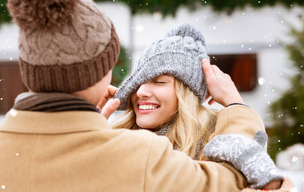 Romantisches Millennial-Paar vergnügt sich an einem verschneiten Wintertag im Freien - Foto, Bild