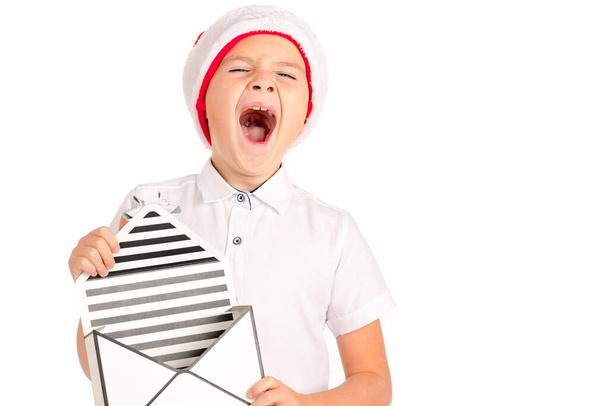 Niño sosteniendo la caja de regalo de Navidad en su mano. Aislado sobre fondo blanco gritar - Foto, Imagen