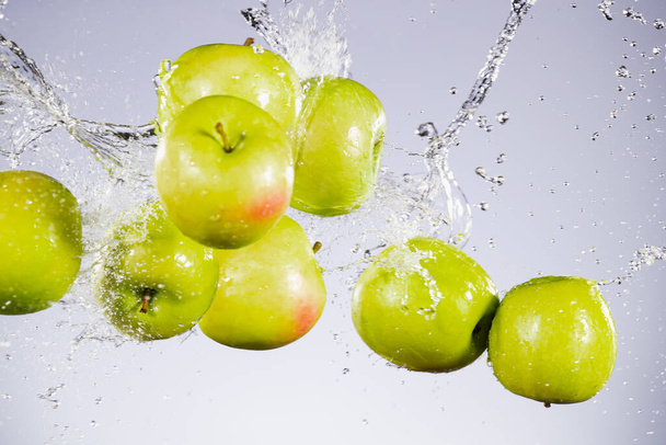 Freeze motion of green apples with splashing water - Foto, Imagem