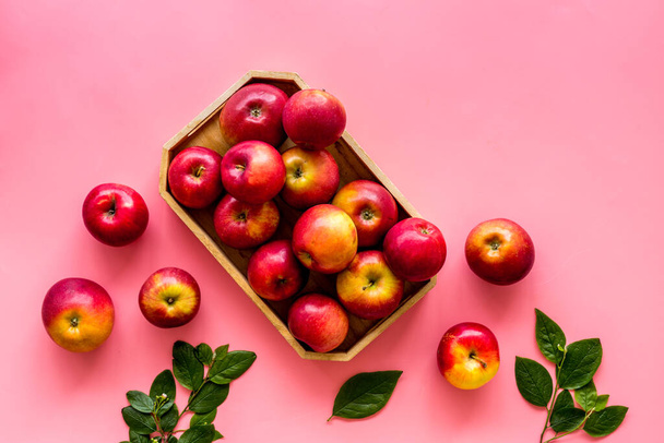 Fruit pattern of red apples on table desk top view - Foto, Imagem