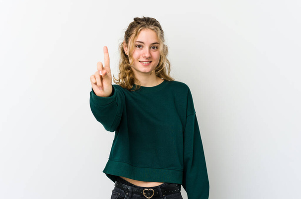 Fiatal kaukázusi nő fehér háttér mutatja első számú ujját. - Fotó, kép