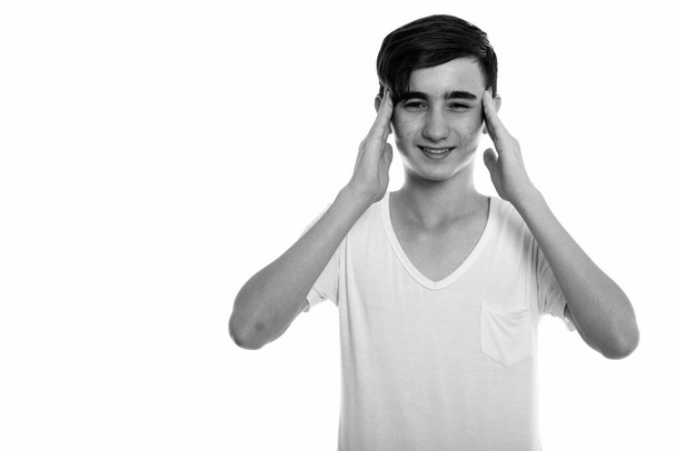 Studio záběr mladý pohledný perský dospívající chlapec izolované proti bílému pozadí v černobílé - Fotografie, Obrázek