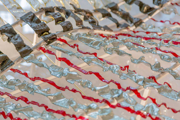 Superficie volumetrica astratta di un disegno caotico in plastica con vetro organico - Foto, immagini