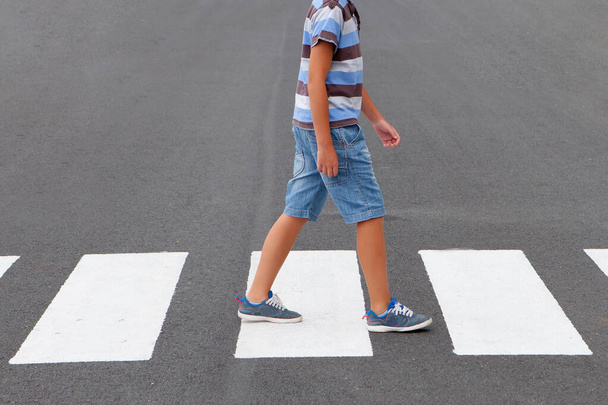 Lapsi ylittämässä suojatietä tiellä - Valokuva, kuva