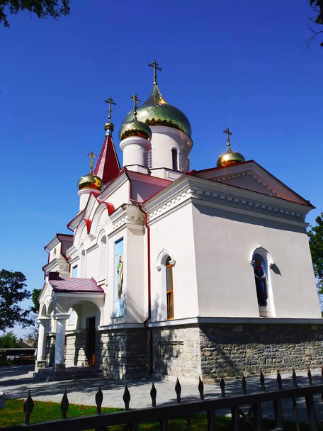Orthodoxe Kirche mit leuchtenden Kuppeln  - Foto, Bild