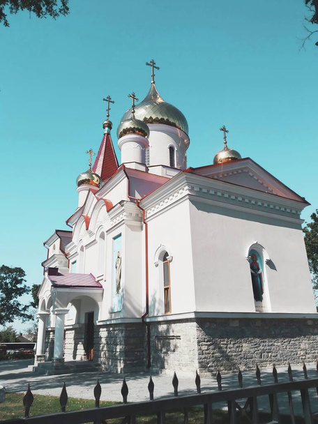 Orthodoxe Kirche mit leuchtenden Kuppeln  - Foto, Bild