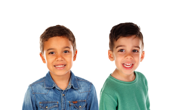 Zwei lateinische Kinder isoliert auf weißem Hintergrund - Foto, Bild