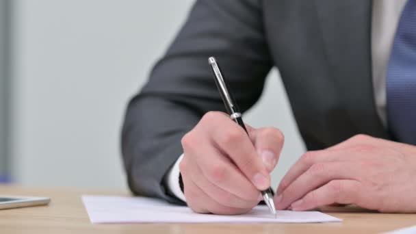 Az üzletember kézírásának közelsége papíron  - Felvétel, videó