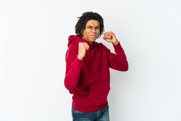 Молодий афроамериканський раста людина показує кулак на камеру, агресивний вираз обличчя
. - Фото, зображення