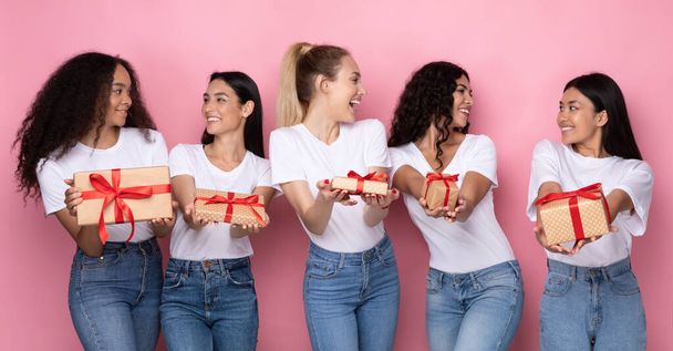 Fröhliche Frauen mit verpackten Geschenken vor rosa Hintergrund, Panorama - Foto, Bild