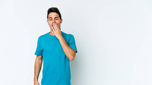 Молодий білий чоловік ізольований на білому тлі позіхання показує втомлений жест, що покриває рот рукою
. - Фото, зображення