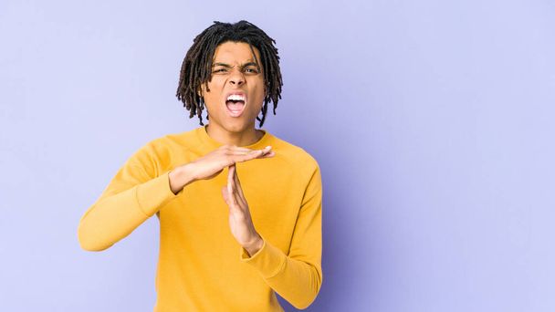 Young black man wearing rasta hairstyle showing a timeout gesture. - Foto, immagini
