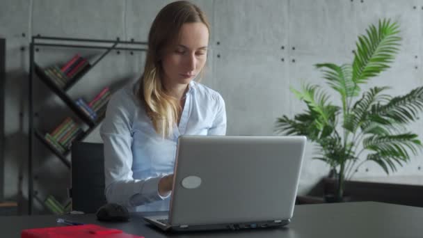 Woman working laptop. Business woman busy working on laptop computer at office. - Кадры, видео