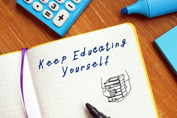 Konzeptfoto über Keep Educating Yourself mit handschriftlicher Formulierung. - Foto, Bild