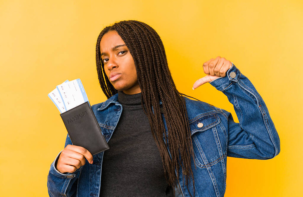 Jonge Afrikaans-Amerikaanse vrouw met een geïsoleerd paspoort voelt zich trots en zelfverzekerd, voorbeeld volgen. - Foto, afbeelding