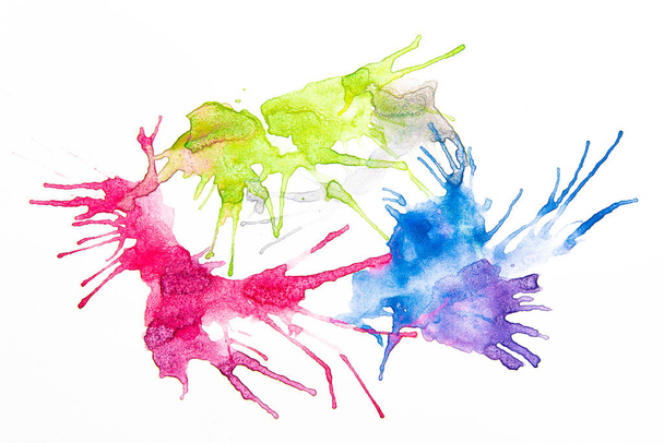 φωτογραφία του αφηρημένου μπλε, κόκκινο, πράσινο και μοβ υδατογραφία πιτσιλίσματος, που αντλείται από φυσώντας αέρα σε τσαλακωμένο λευκό χαρτί.. - Φωτογραφία, εικόνα