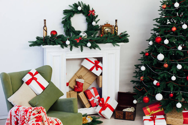 Splendidamente albero di Natale con molti regali sotto di esso. - Foto, immagini