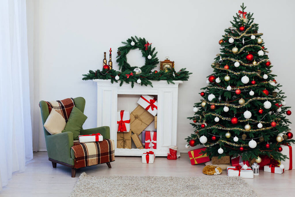 Árbol de Navidad iluminado con muchos regalos cerca de la ventana - Foto, Imagen