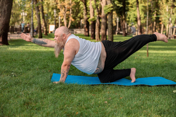 Жирний білий бородатий і сміливий чоловік робить ранкові вправи, щоб втратити свою вагу
 - Фото, зображення