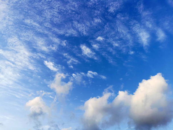 Ουρανός με φτερά σύννεφα - Φωτογραφία, εικόνα