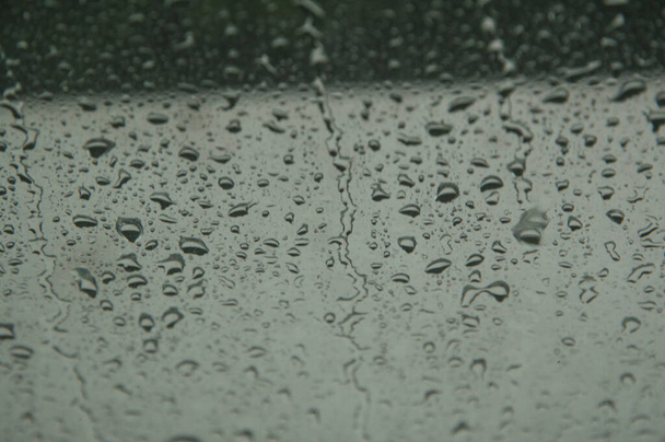 вікно з великими дощами, що тримають сильний дощ
 - Фото, зображення