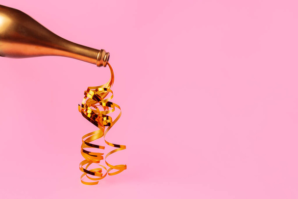 Champagnerflasche mit Luftschlangen flach liegend von oben - Foto, Bild