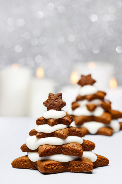 Gingerbread christmas tree on wooden table. Beautiful xmas set - Zdjęcie, obraz