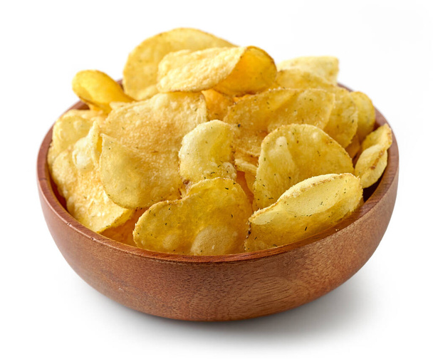 Chipsy ziemniaczane w drewnianej misce izolowane na białym tle - Zdjęcie, obraz