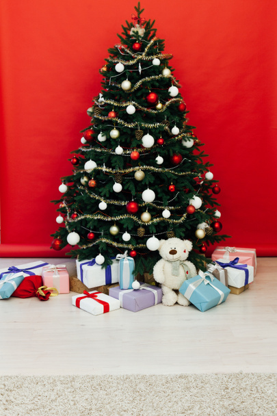 装飾されたクリスマスツリー、ギフトや暖炉付きの美しいクリスマスリビングルーム. - 写真・画像