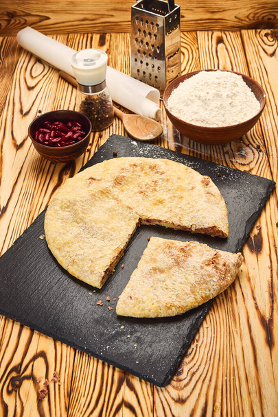 伝統的な白人料理：オセチアのパイ、カチャプリ、チュドゥ - 写真・画像